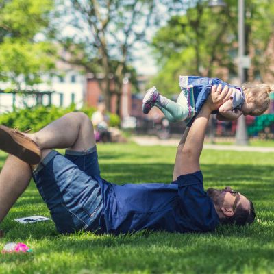 Vater mit Kind auf dem Rasen ©StockSnap/Pixabay